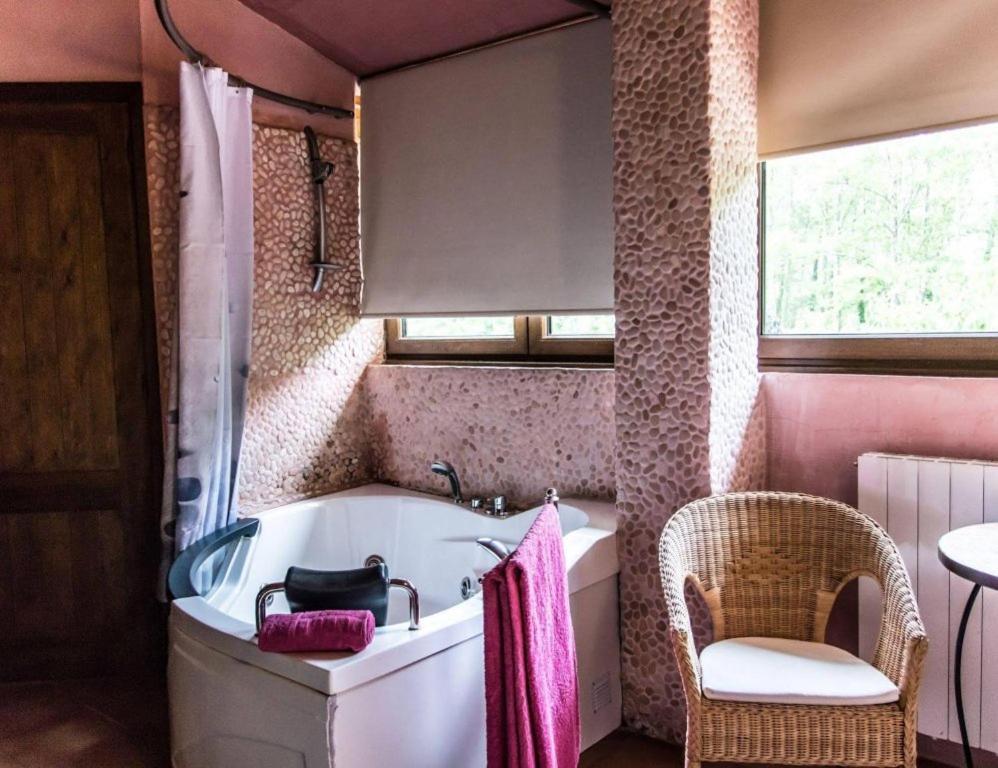 Deluxe Suite Spa Bath