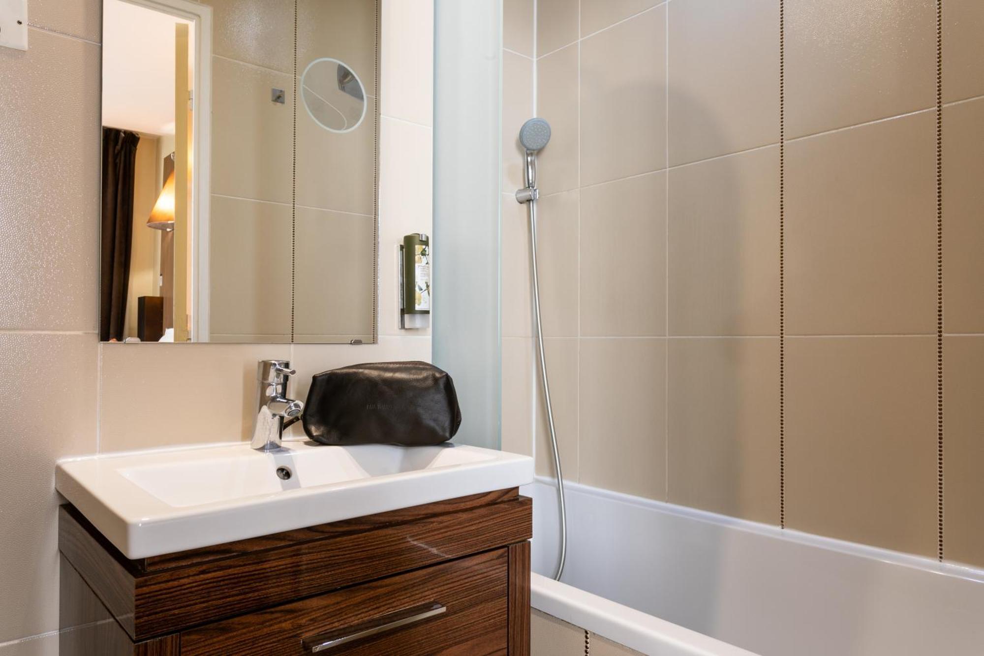 Superior Double Room Large bed Bath