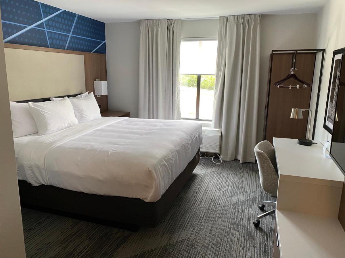 King Room with Tub - Disability Access/Non Smoking/Pet Friendly
