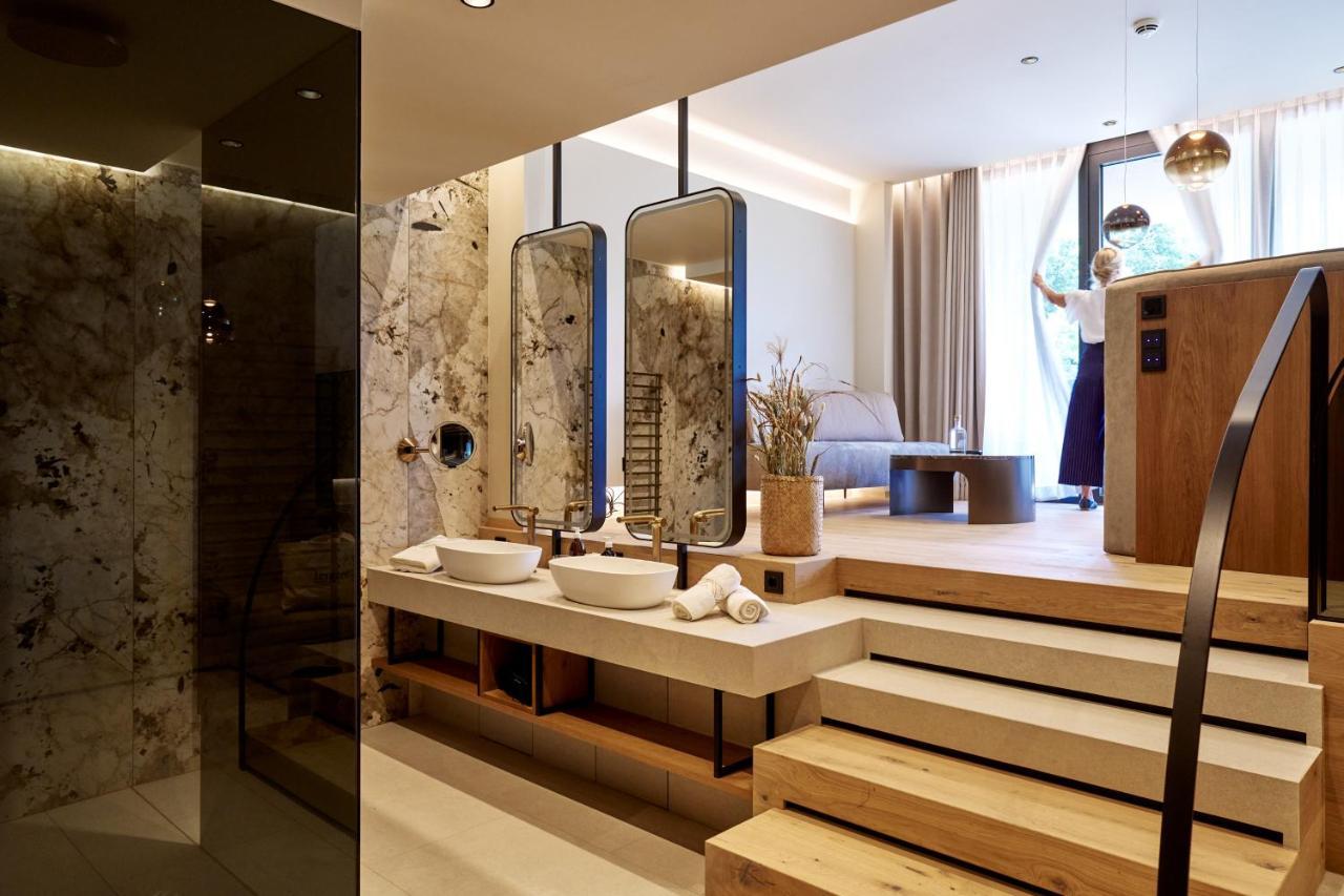 Deluxe Suite Spa Bath