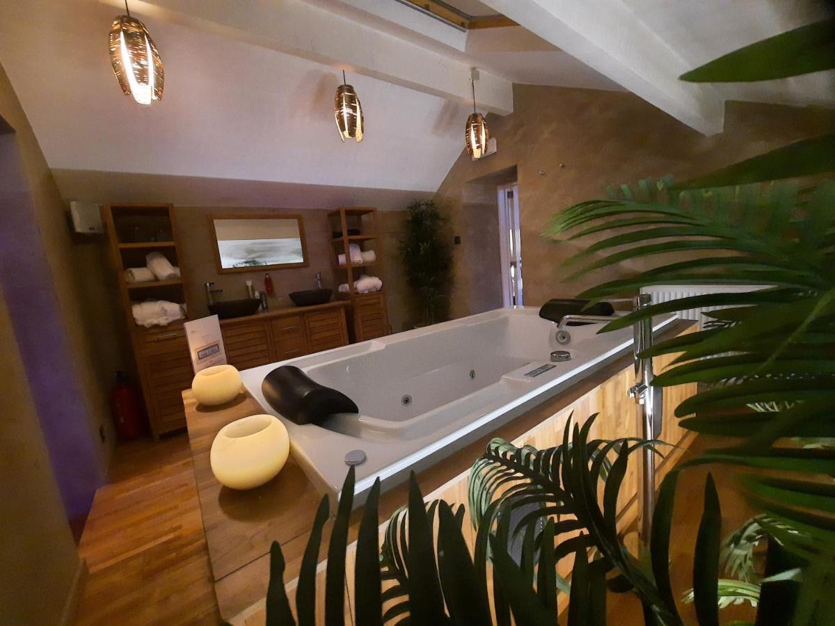 Deluxe Suite Spa Bath