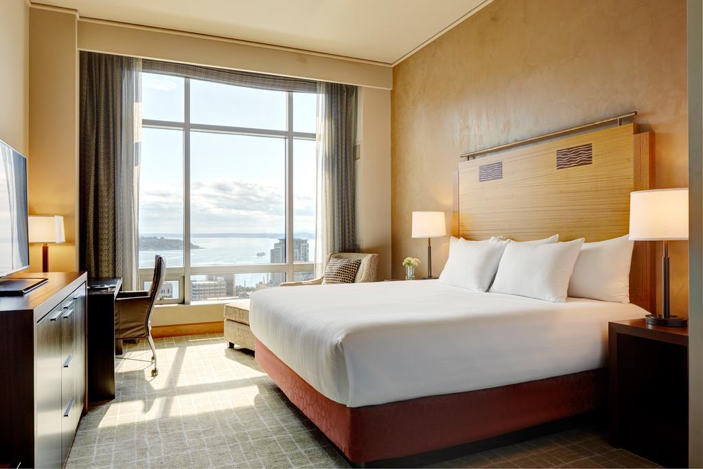 Zimmer mit Kingsize-Bett und Blick auf die Bucht