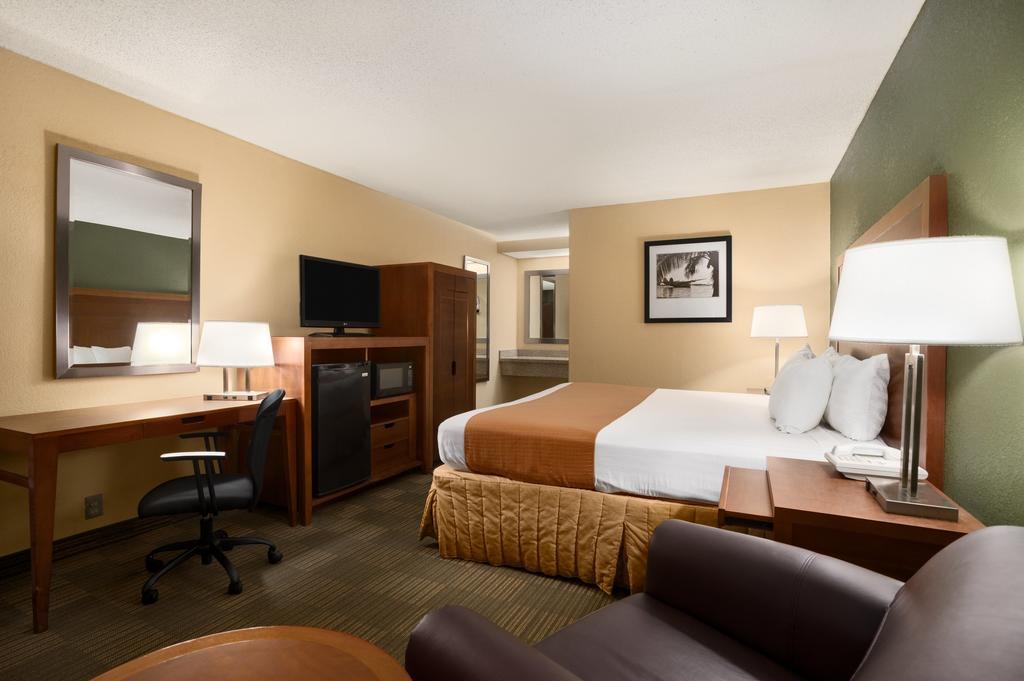 King Room with Roll-In Shower - Mobility Access/Non-Smoking