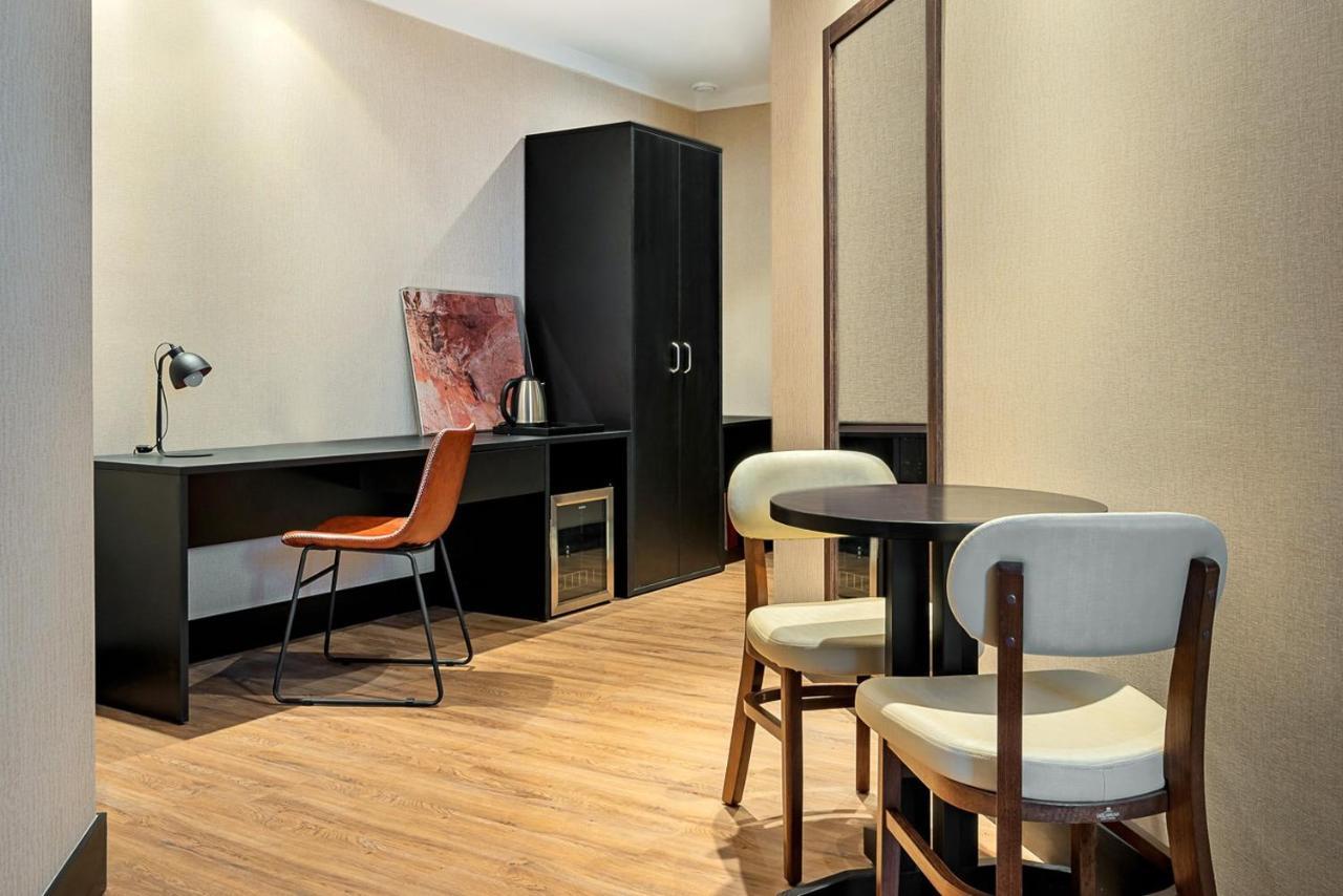 Quarto com Cama King-size e Vista da Cidade
