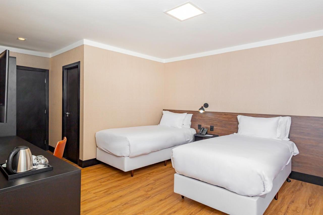 Quarto Executivo com 2 Camas de Solteiro e Vista da Cidade