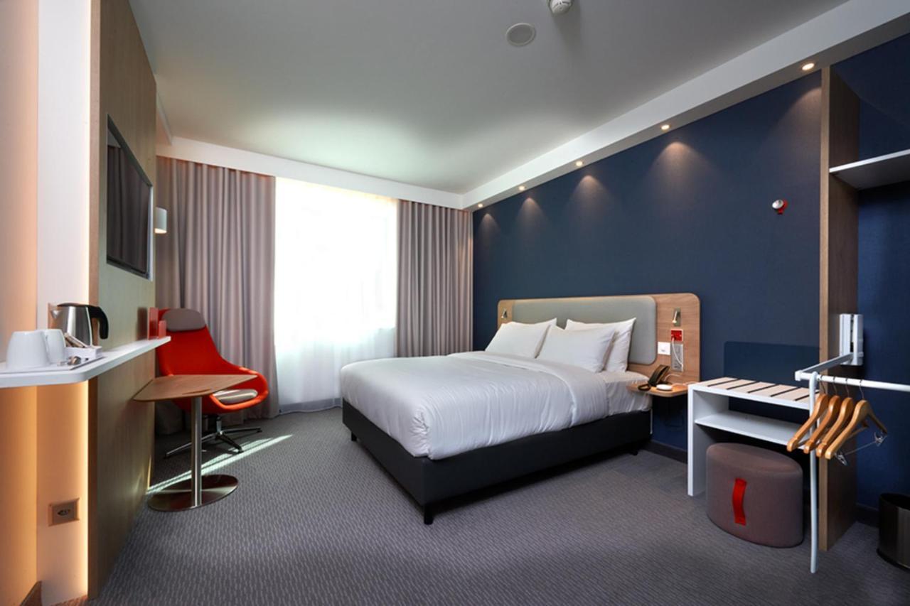 Standard Queen Room Accessible