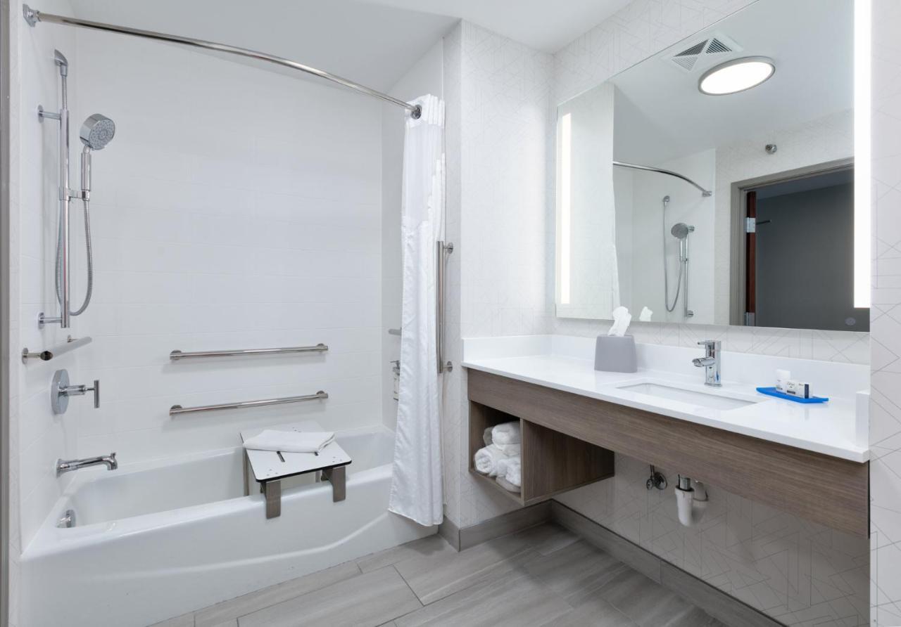 Standard Queen Room with Two Queen Beds and Mobility Accessible Tub