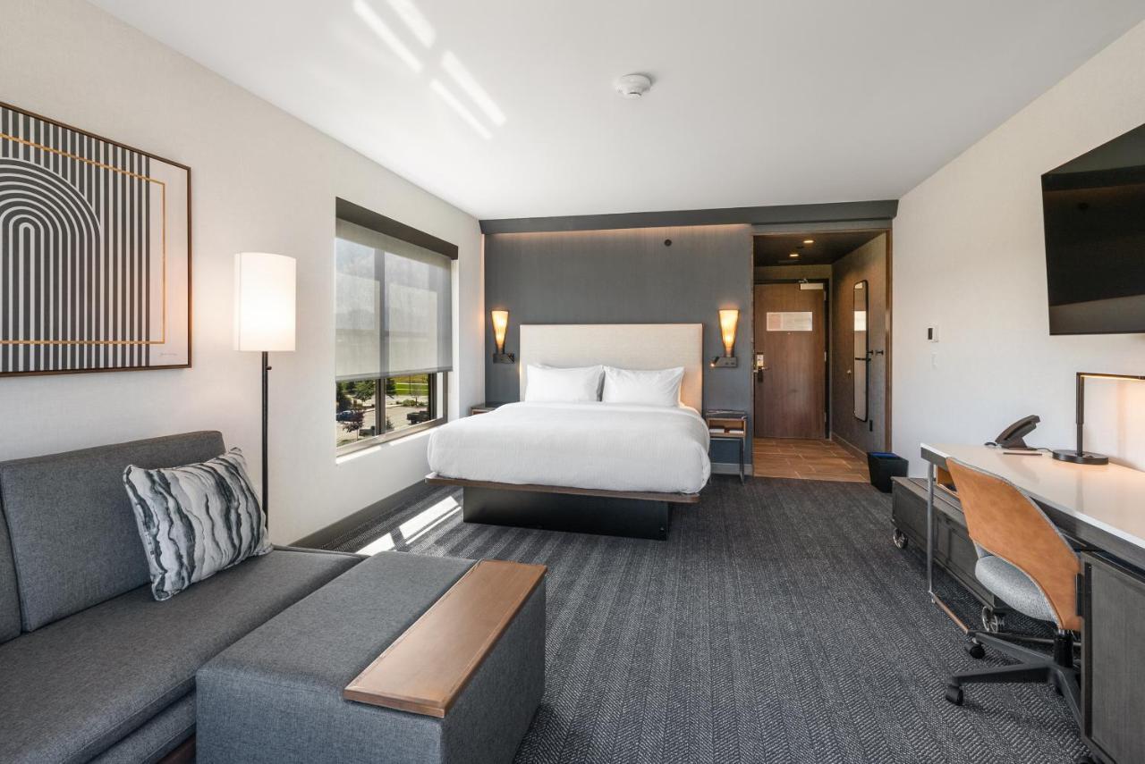 Standard King Room with Sofa Bed - Mobility Accessible with Tub