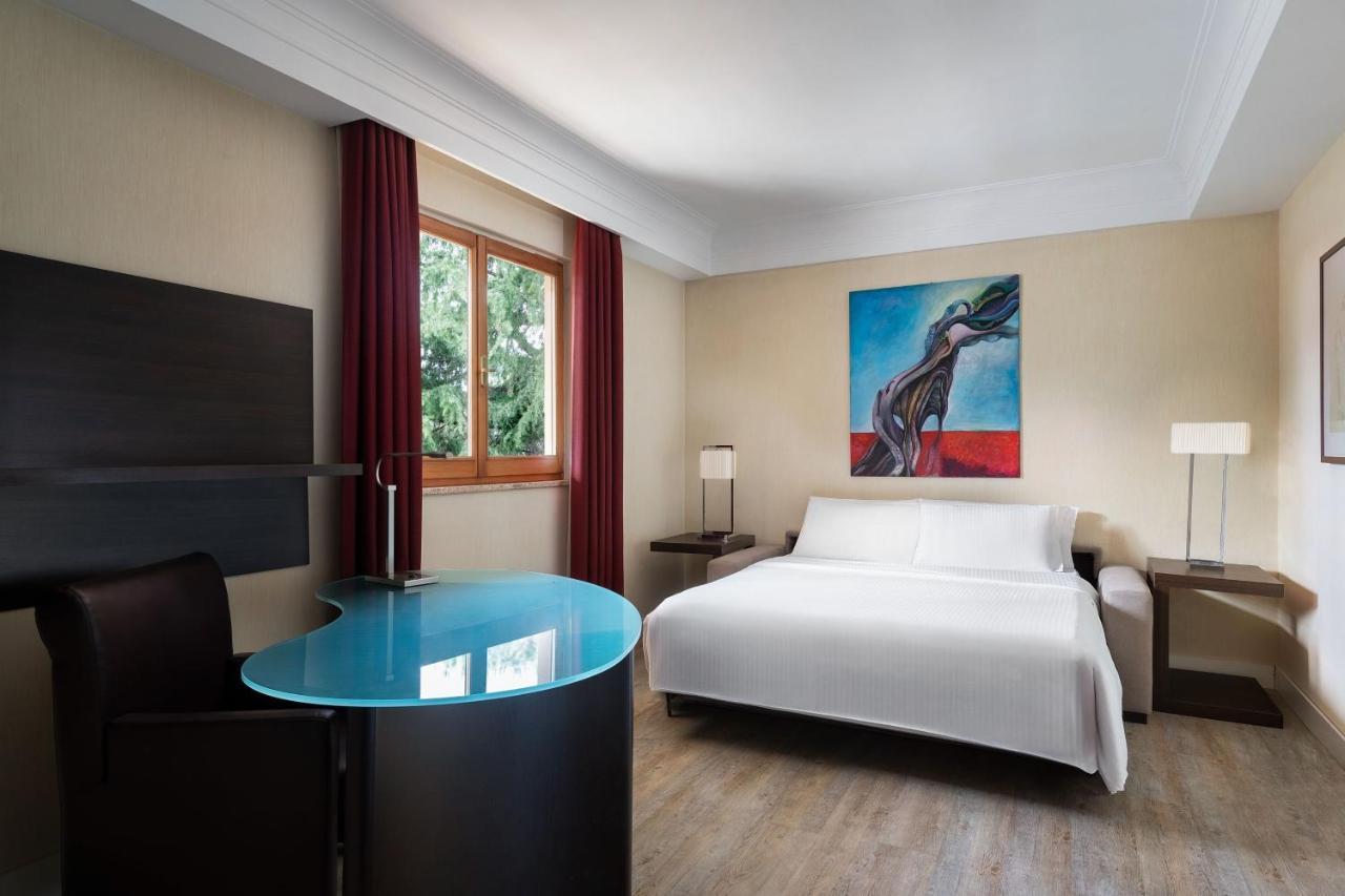 2 room Suite 1 King Sofa bed St PeterÂ´s Dome view