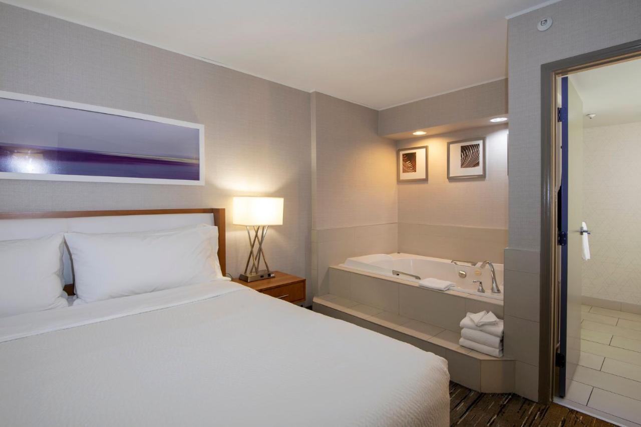 Suíte com Cama King-size e Banheira de Hidromassagem