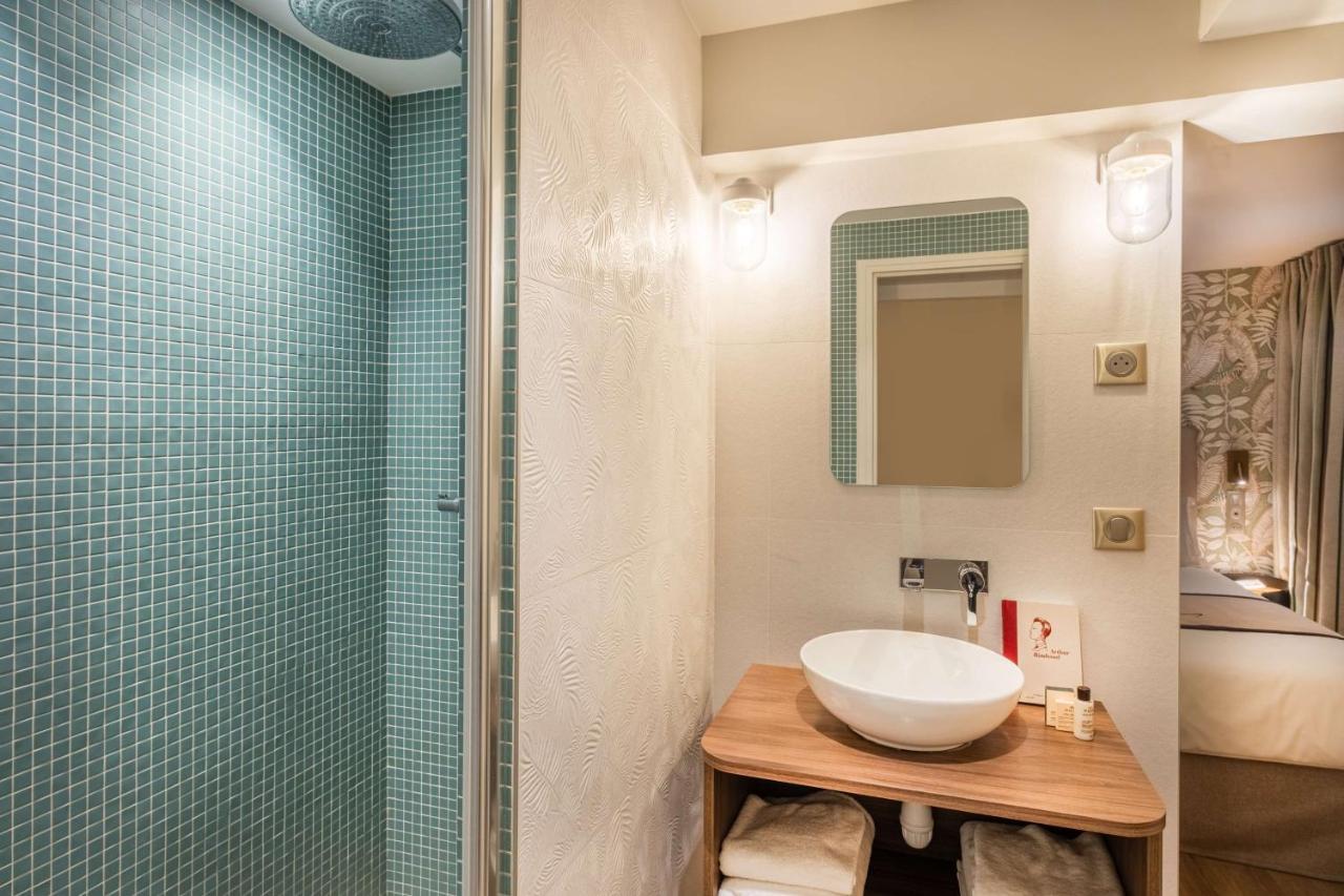 Superior Queen Room Shower Non-Smoking