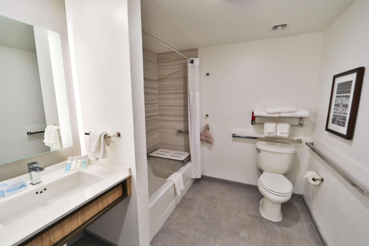 King Room Tub Mobility Hearing Access