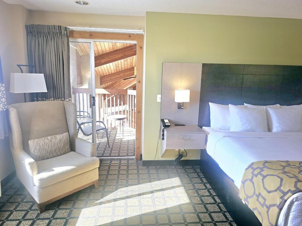 1 King Bed Studio Suite Pool View Hot Tub Non-Smoking