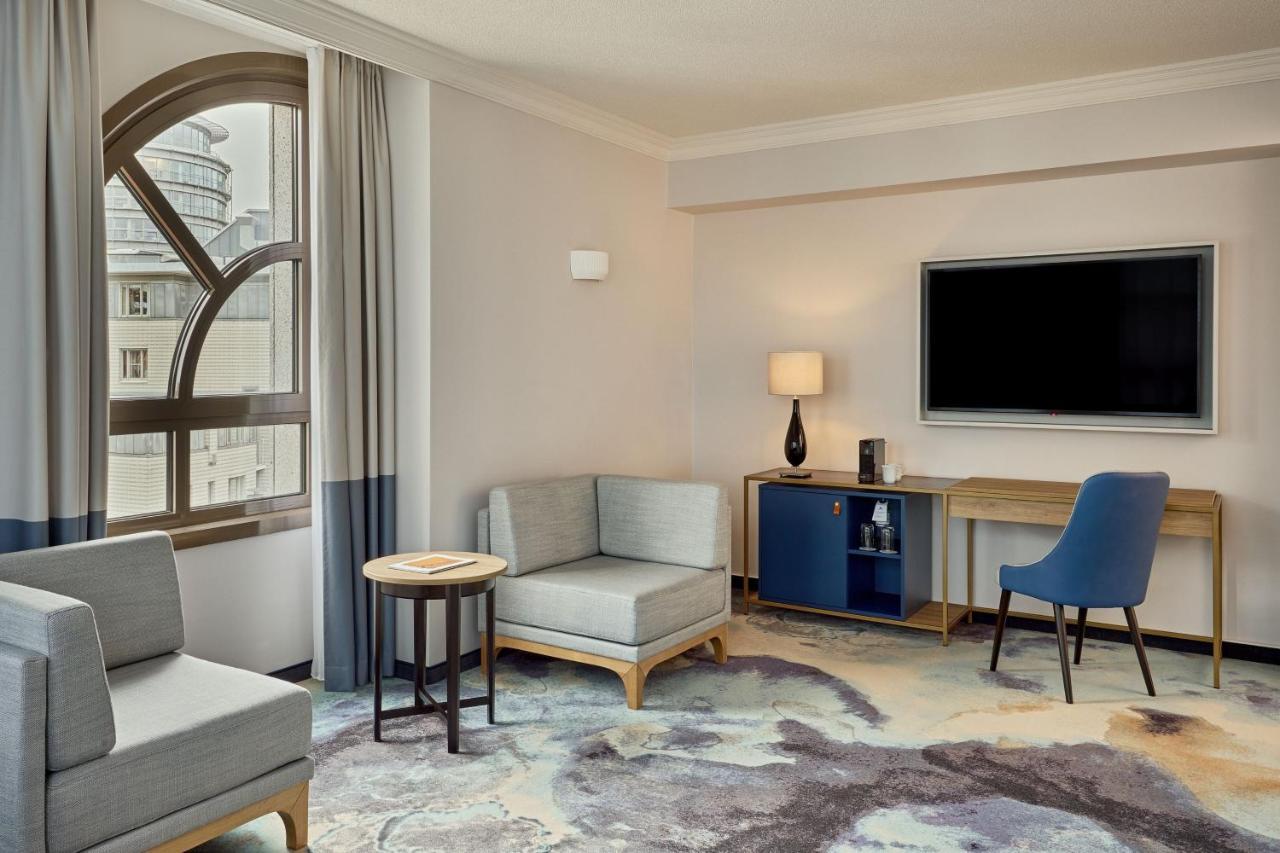 Junior Suite with King Bed and Sofa Bed - Lounge Access