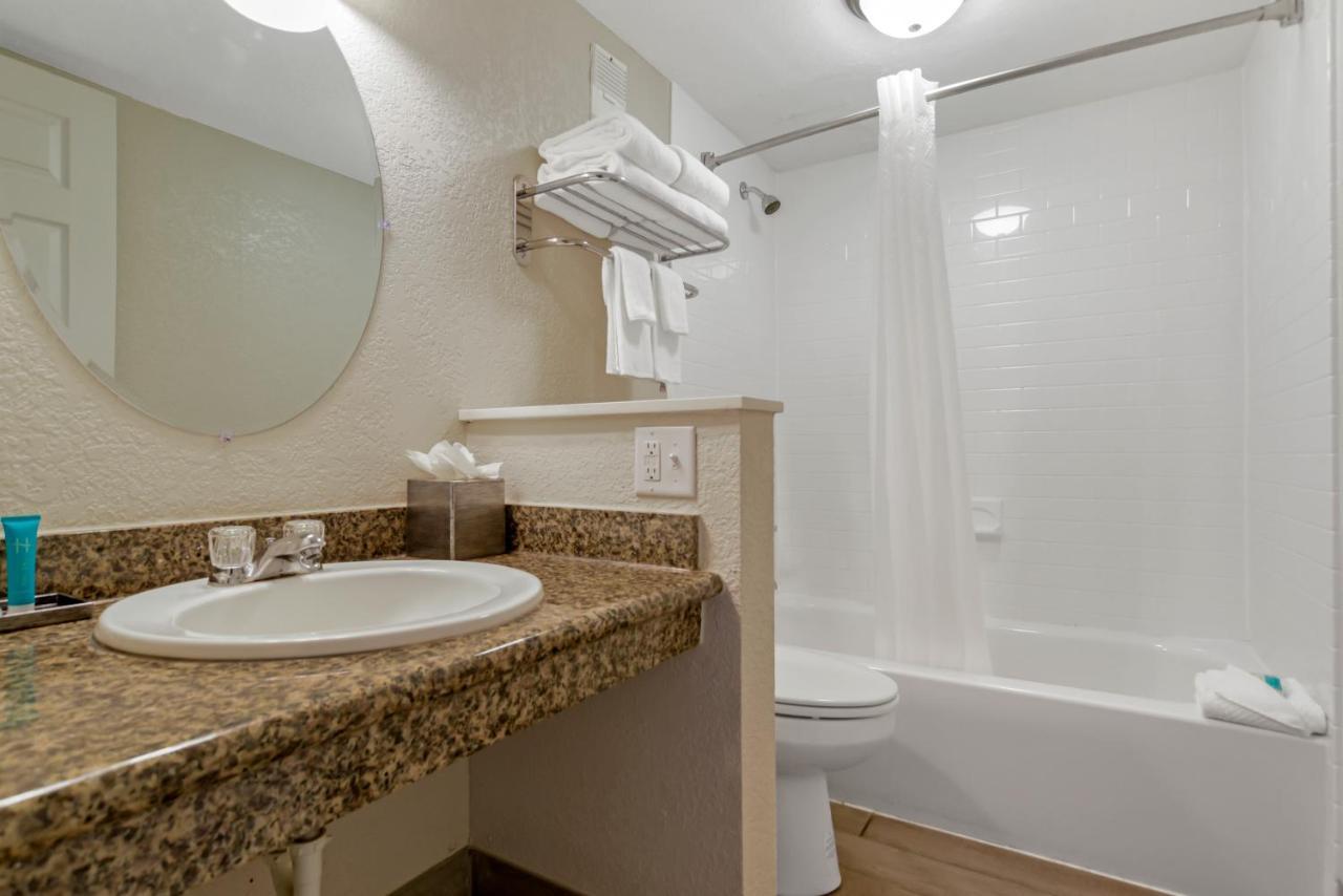 Queen Room Two Queen Beds City View Non-Smoking