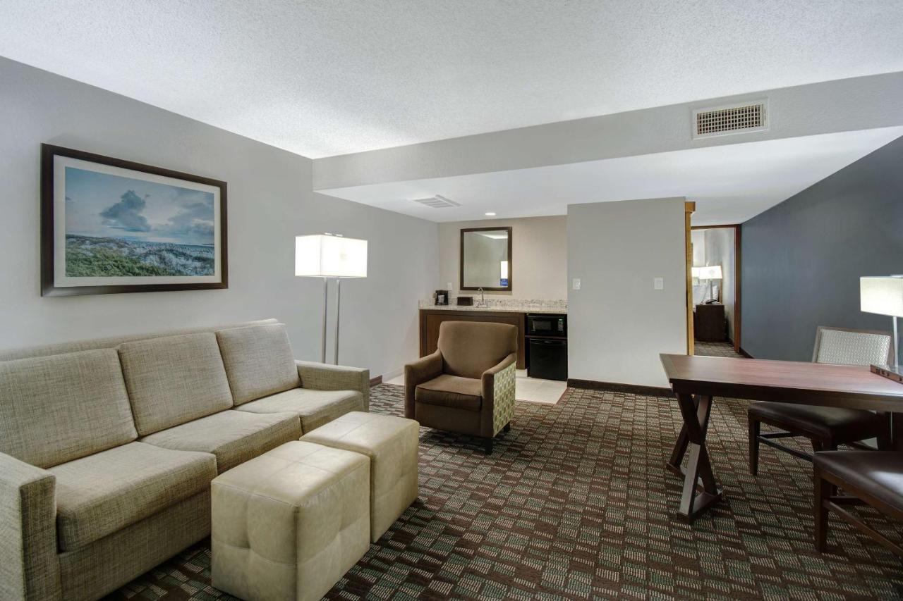 King Room Disability or Hearing Accessible Roll Shower