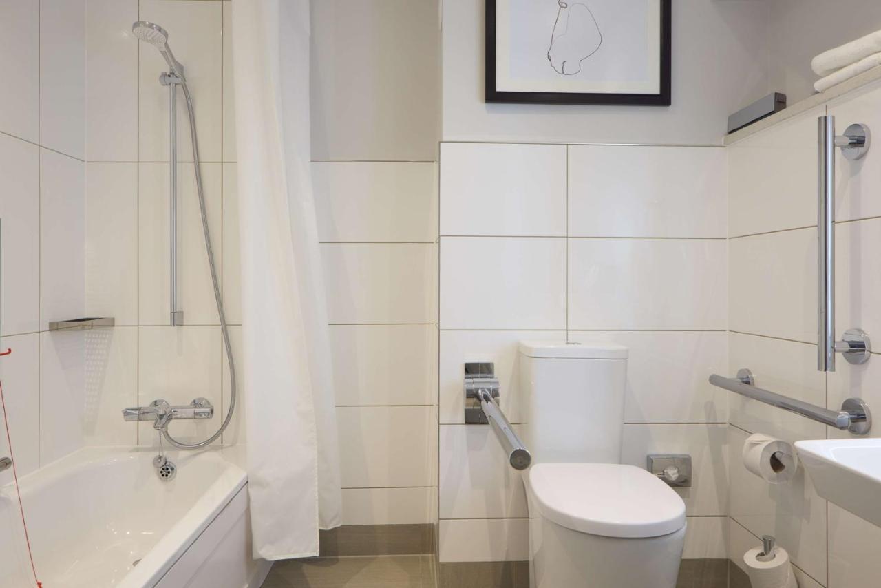 Queen Room Accessible