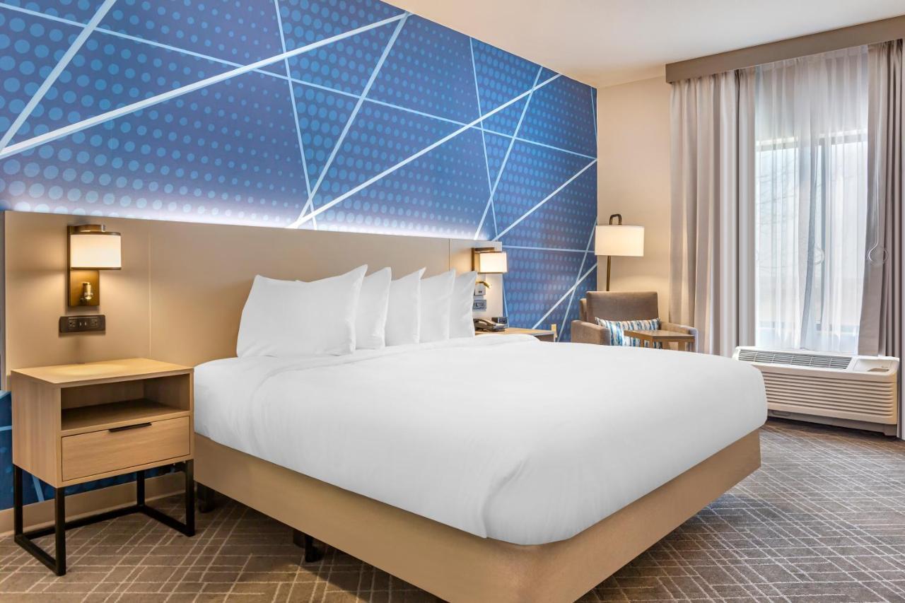 King Room with Roll-In Shower - Disability Access/Non Smoking
