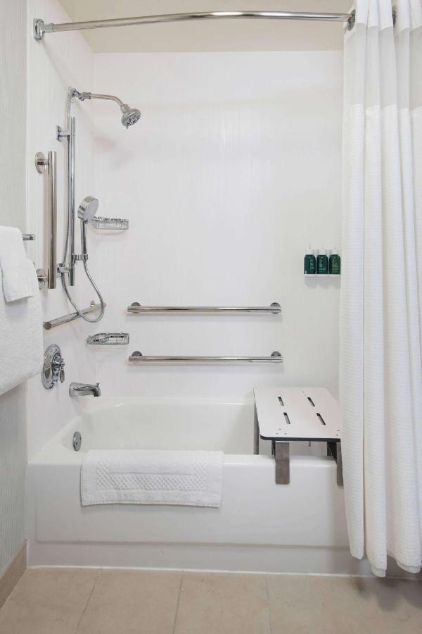 Guestroom King Bathtub Mobility Accessible