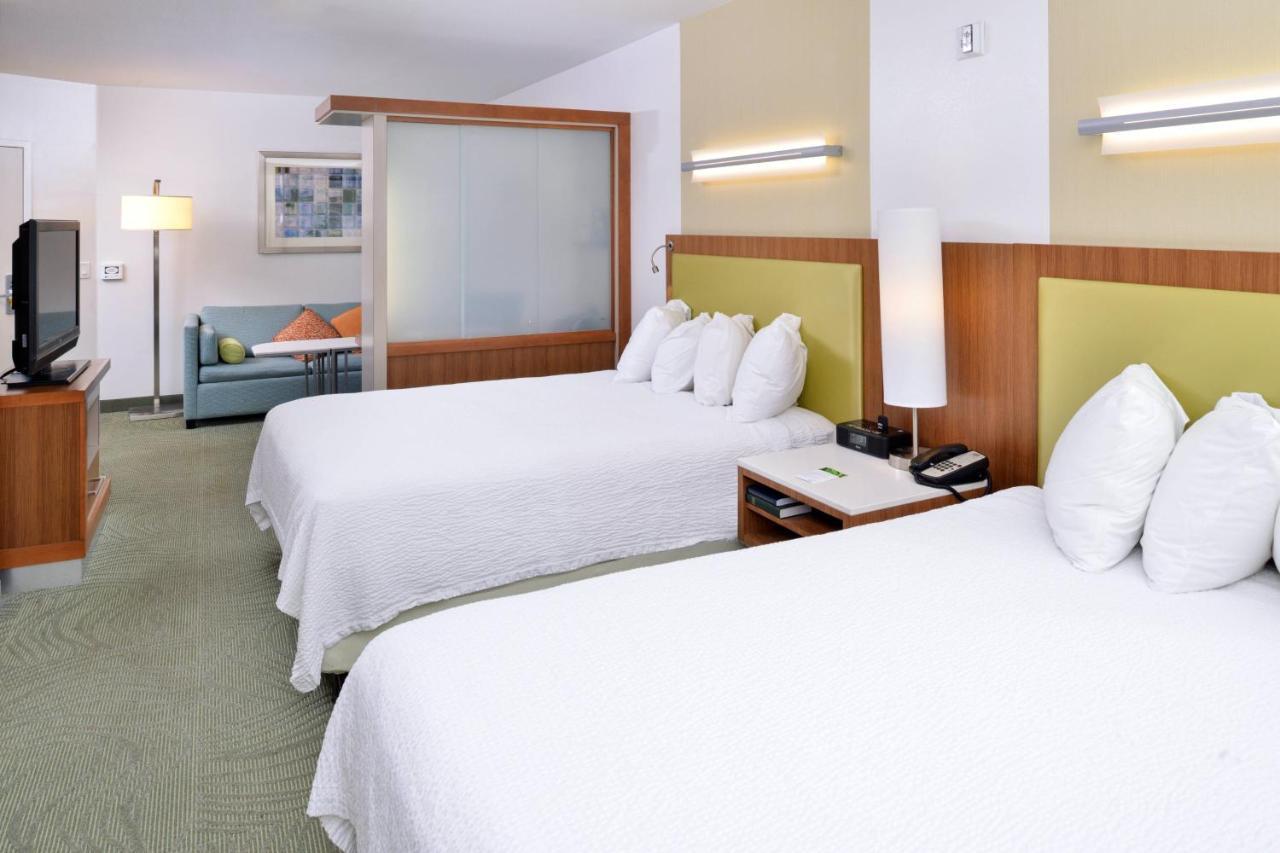 Queen Suite with Two Queen Beds, Bathtub and Trundle Sofa - Mobility Access