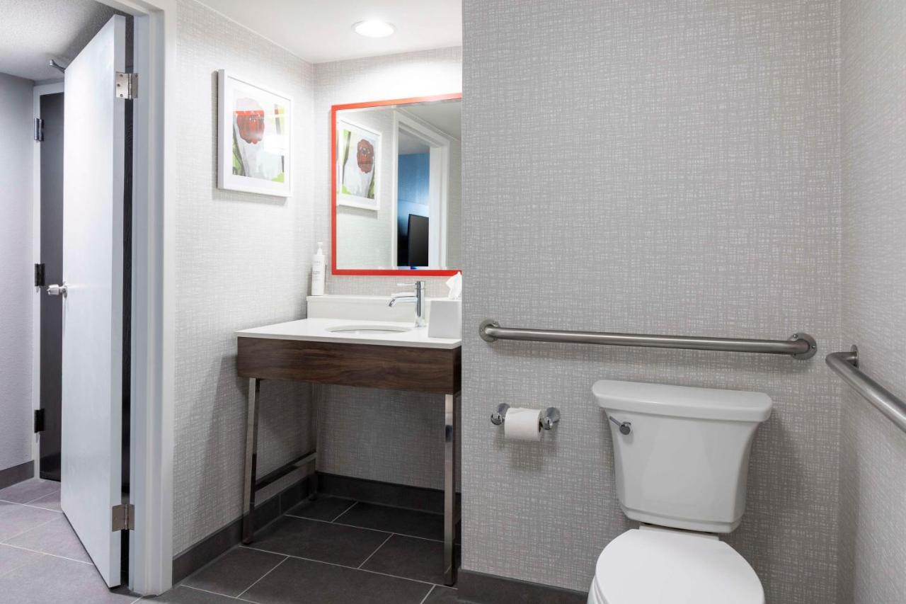 King Room with Roll-In Shower - Mobility Access/Non-Smoking