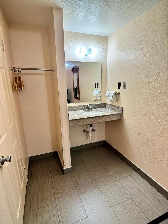Queen Room,1498769374:JPEG