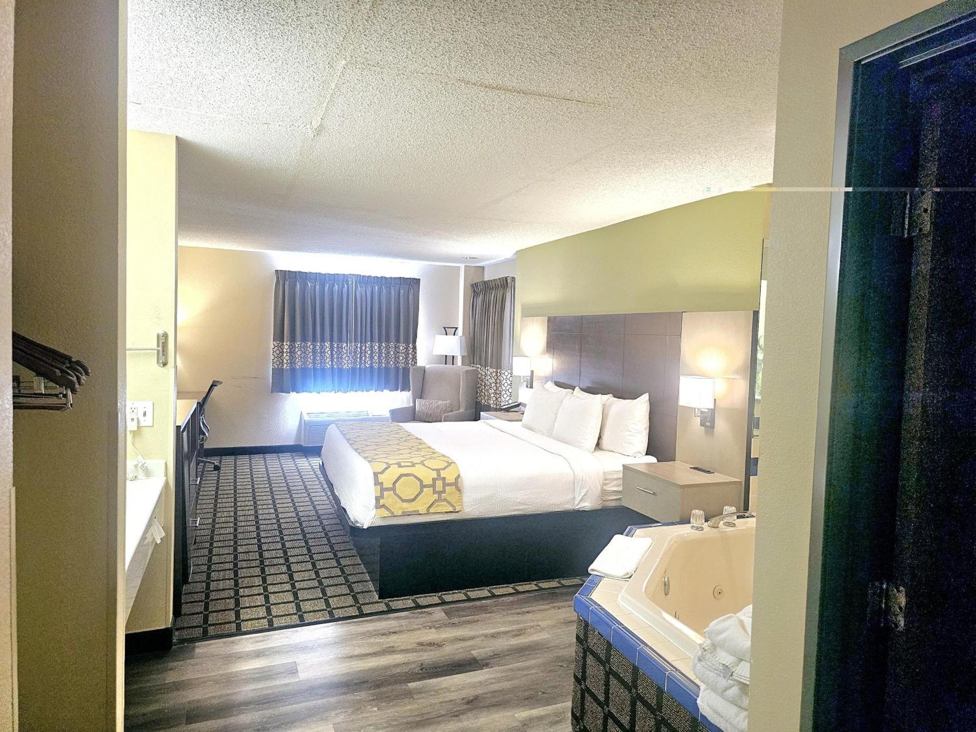 1 King Bed Studio Suite Pool View Hot Tub Non-Smoking