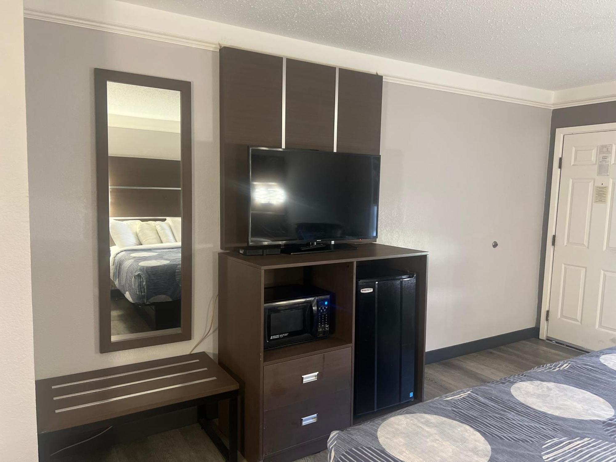 Double Room Two Double Beds Roll Shower Courtyard View Mobility Accessible or Non-Smoking,1498869127:JPEG
