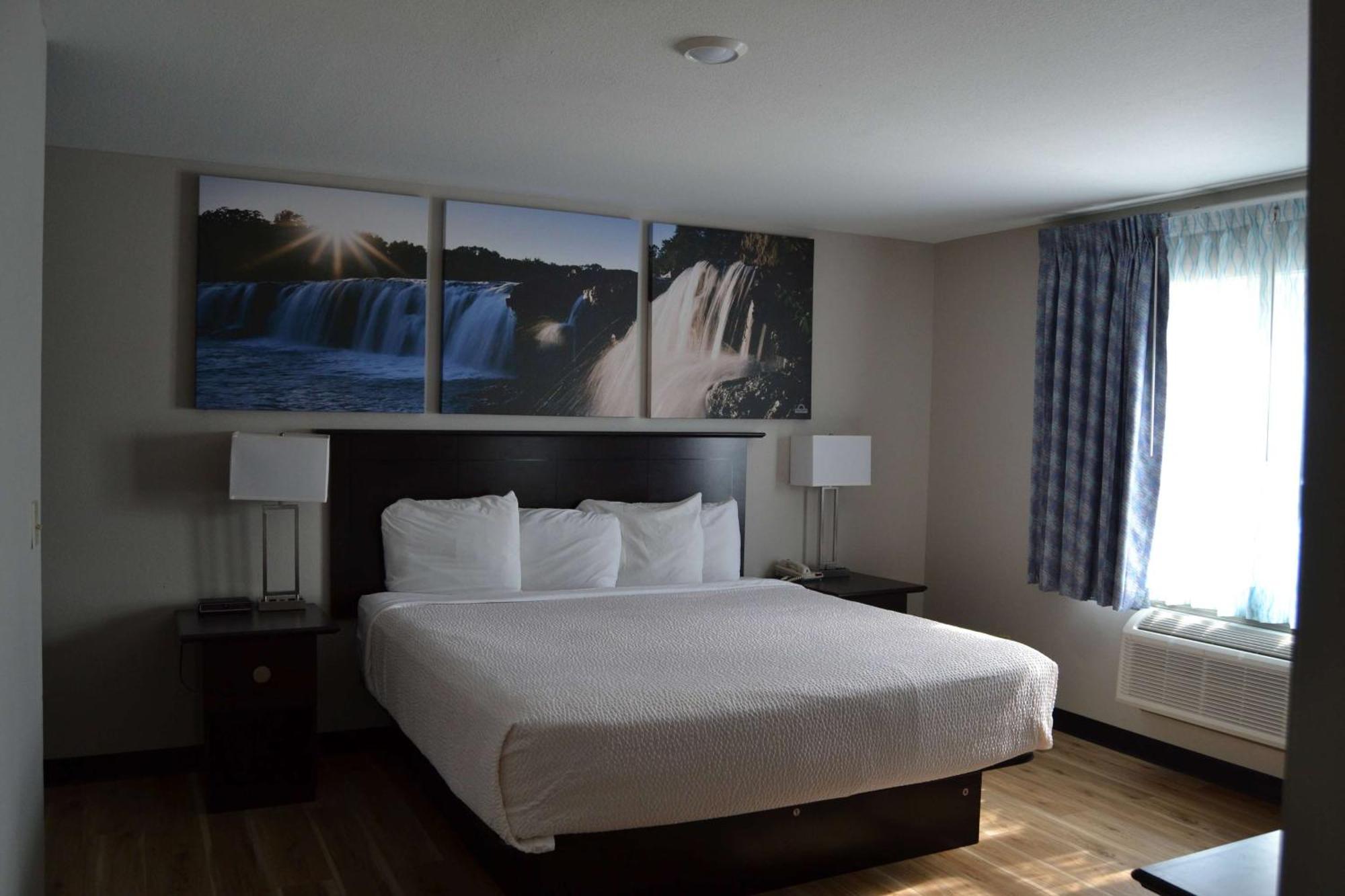 One-Bedroom Deluxe King Suite Non-Smoking