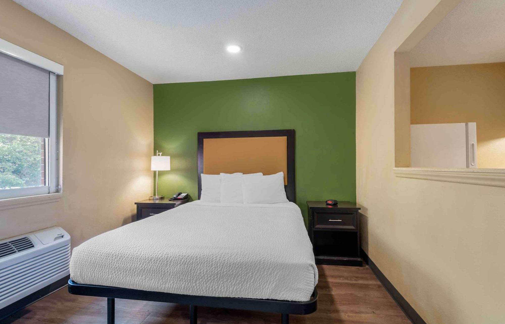 1 Queen Bed | Mob Acc Tub Ste Nsmk Sb Micfri