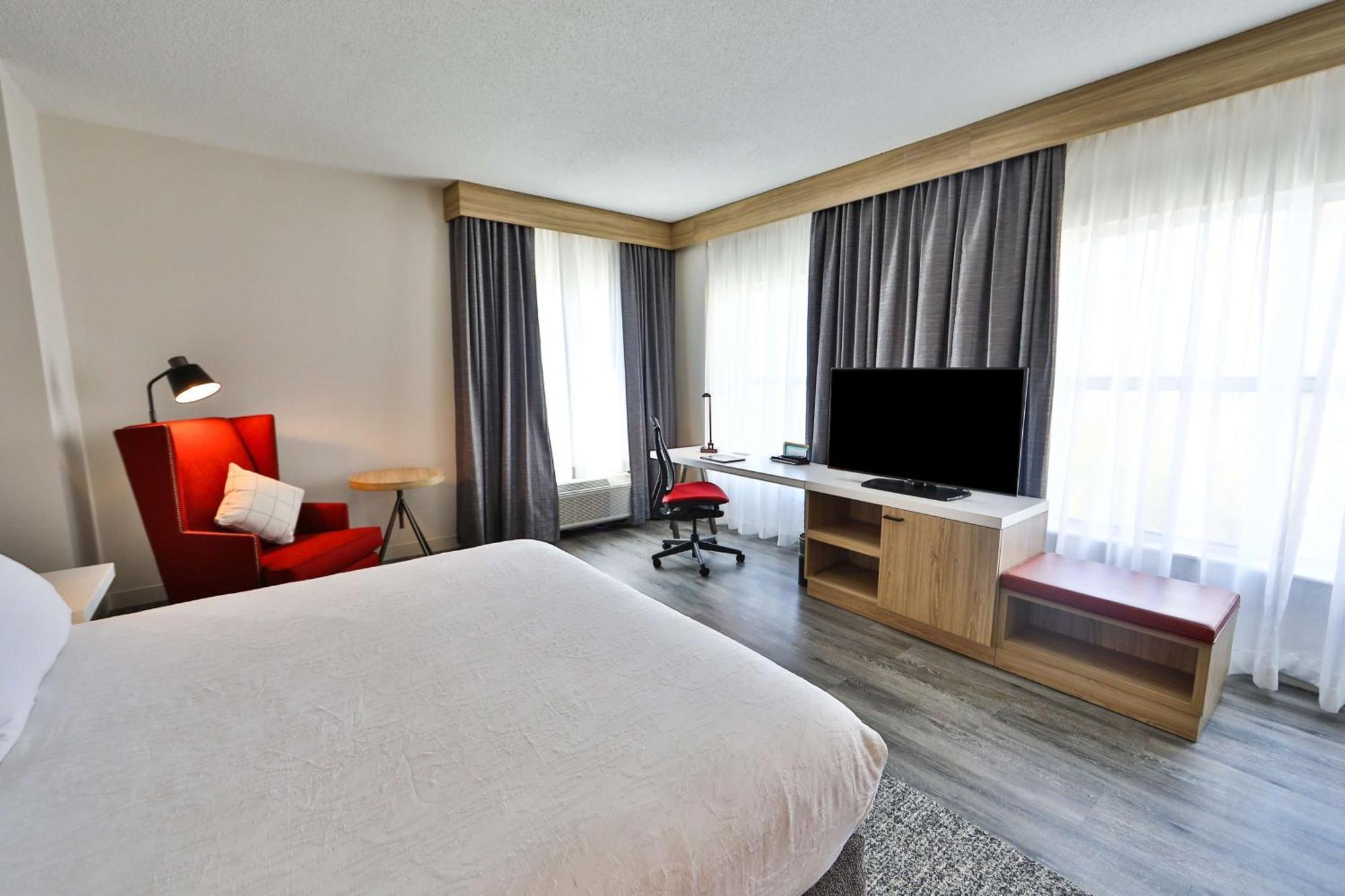 King Room Tub Mobility Hearing Access