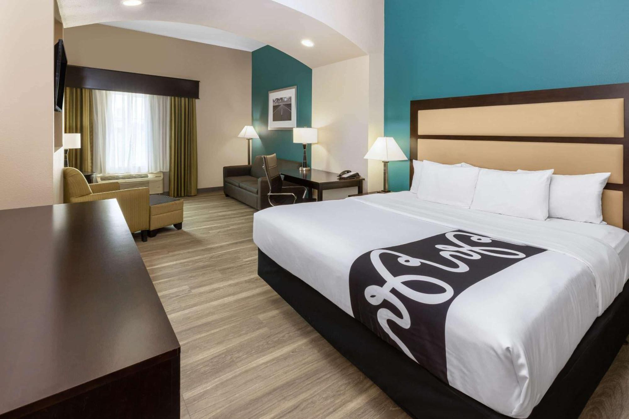 Deluxe Executive King Room Mobility Hearing Impaired Access or Non-Smoking