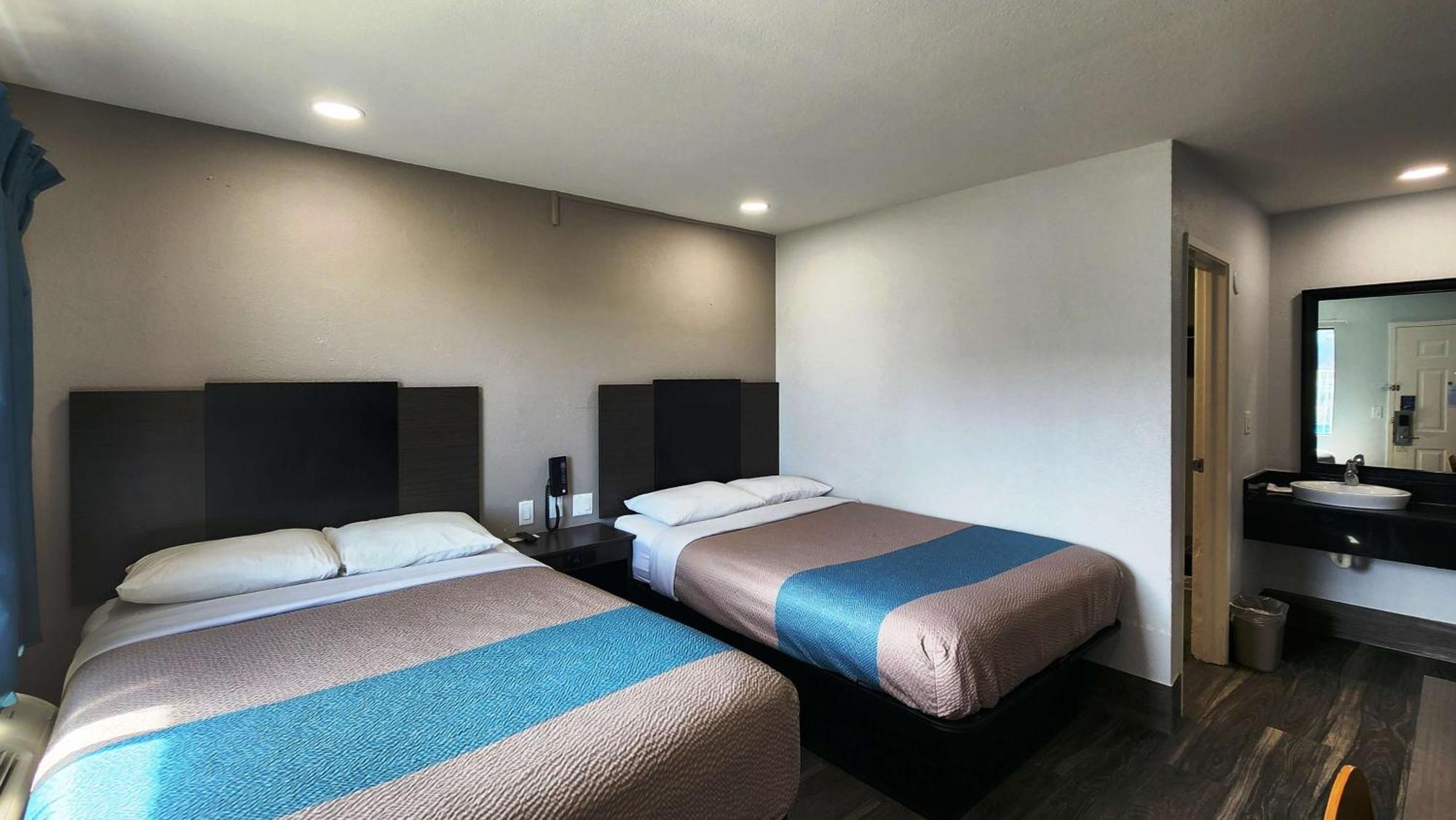1 Full Bed | ADA or Tub