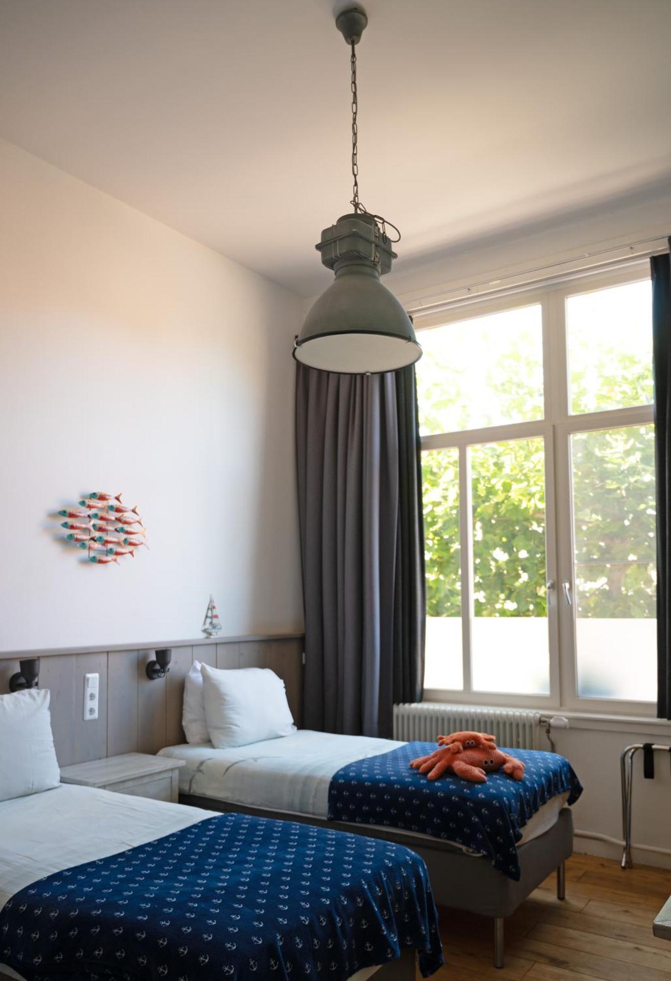 Tweepersoonskamer met 2 Aparte Bedden en Douche