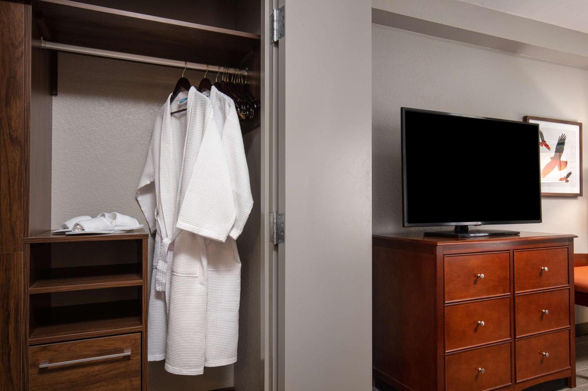 One-Bedroom King Suite Kitchen Pool View or Non-Smoking