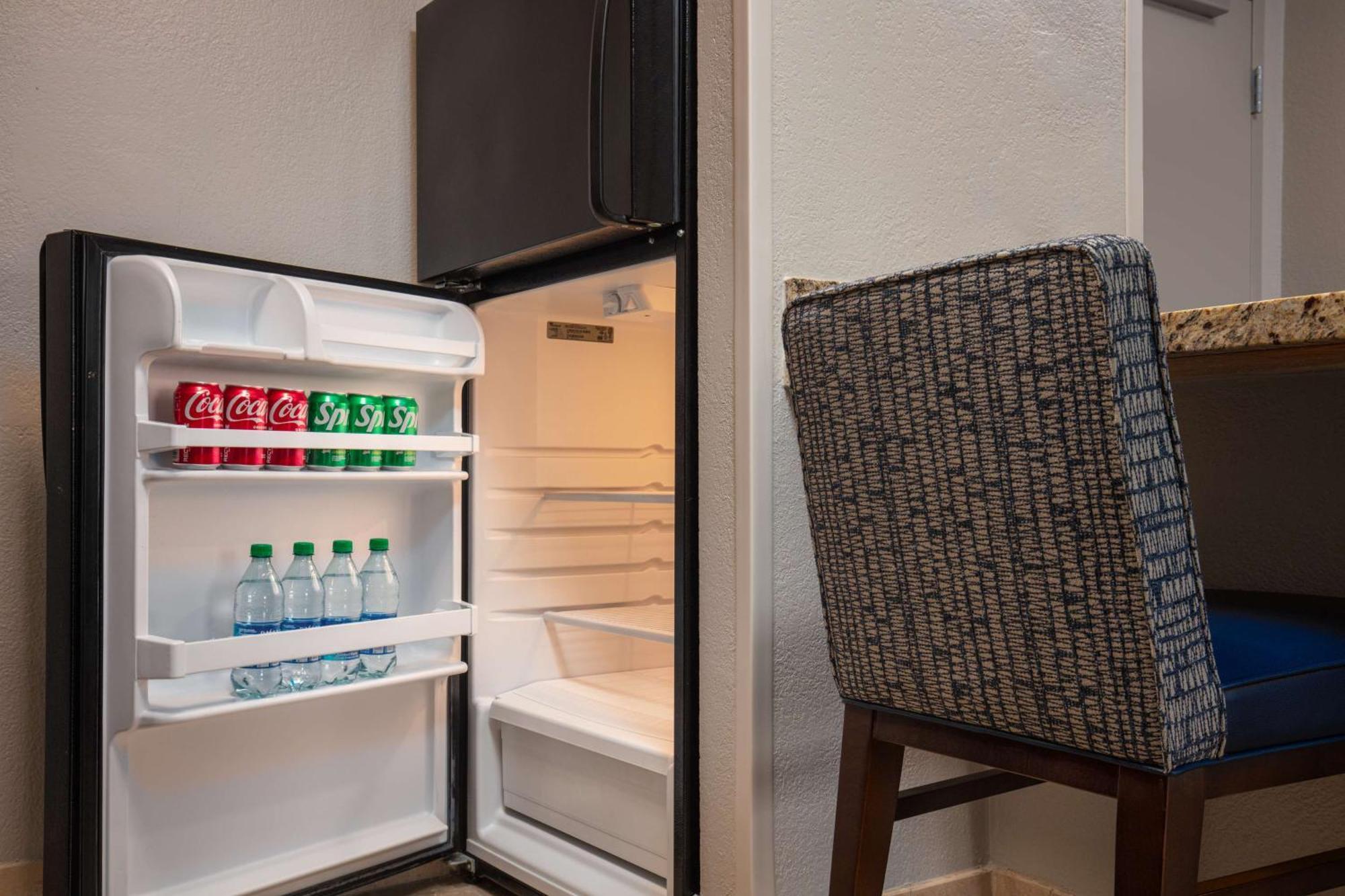 One-Bedroom King Suite Kitchen Pool View or Non-Smoking