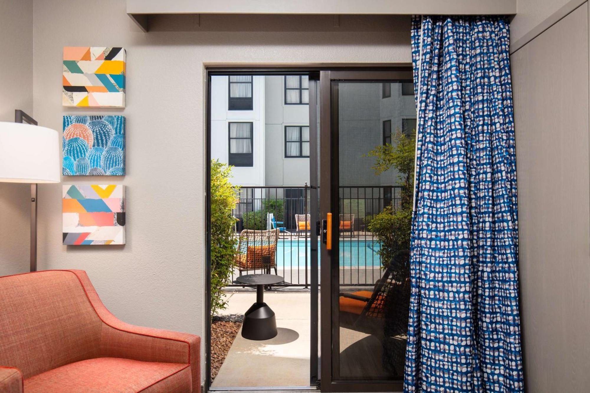 One-Bedroom King Suite Kitchen Pool View or Non-Smoking