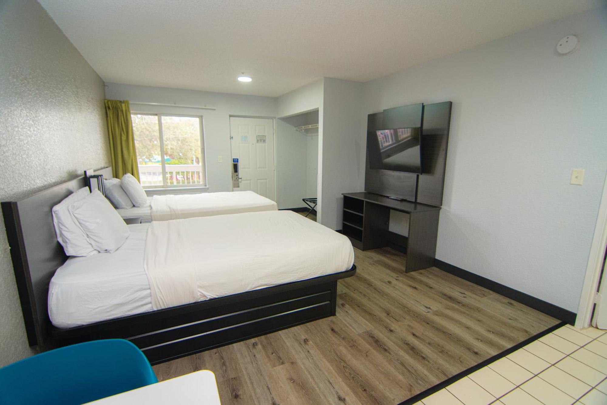 Queen Room Two Queen Beds Non-Smoking