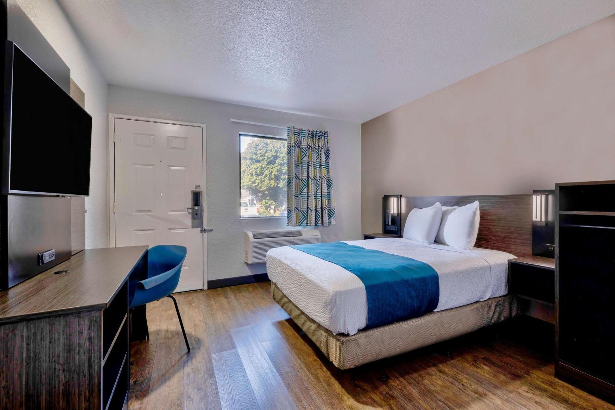 1 Queen Bed |