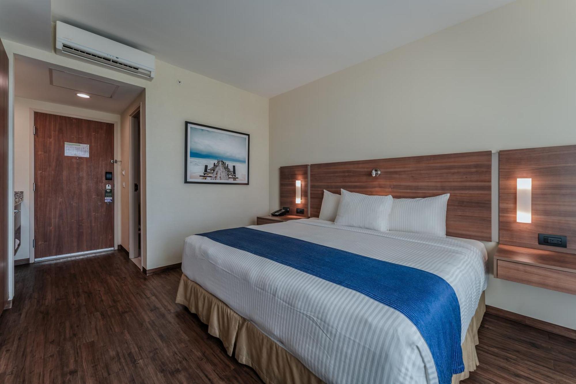 Habitación con cama extragrande y vistas al mar