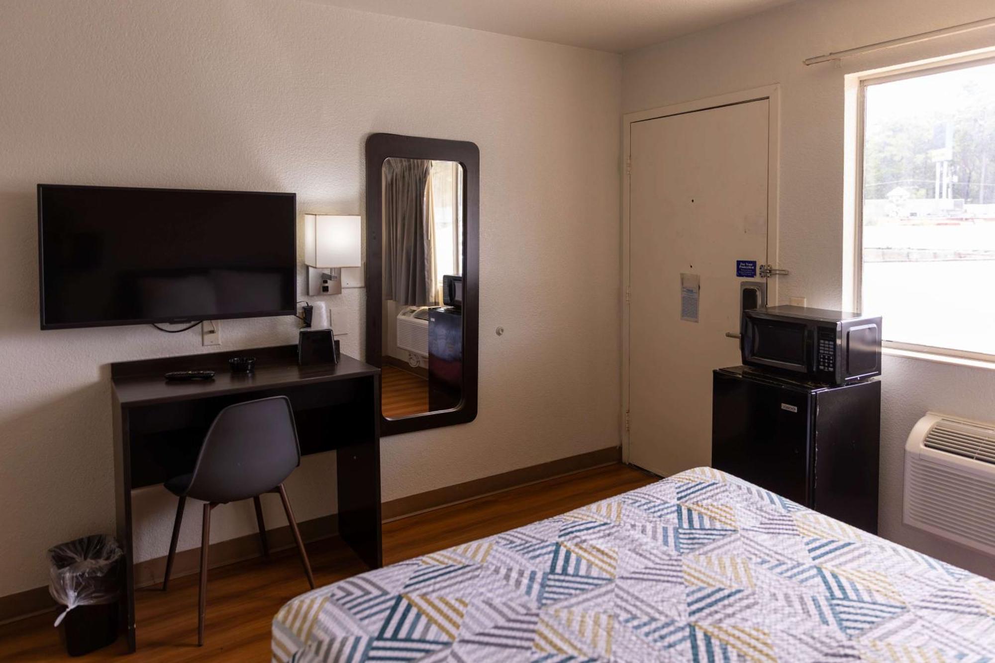 Queen Room Disability Access Non-Smoking