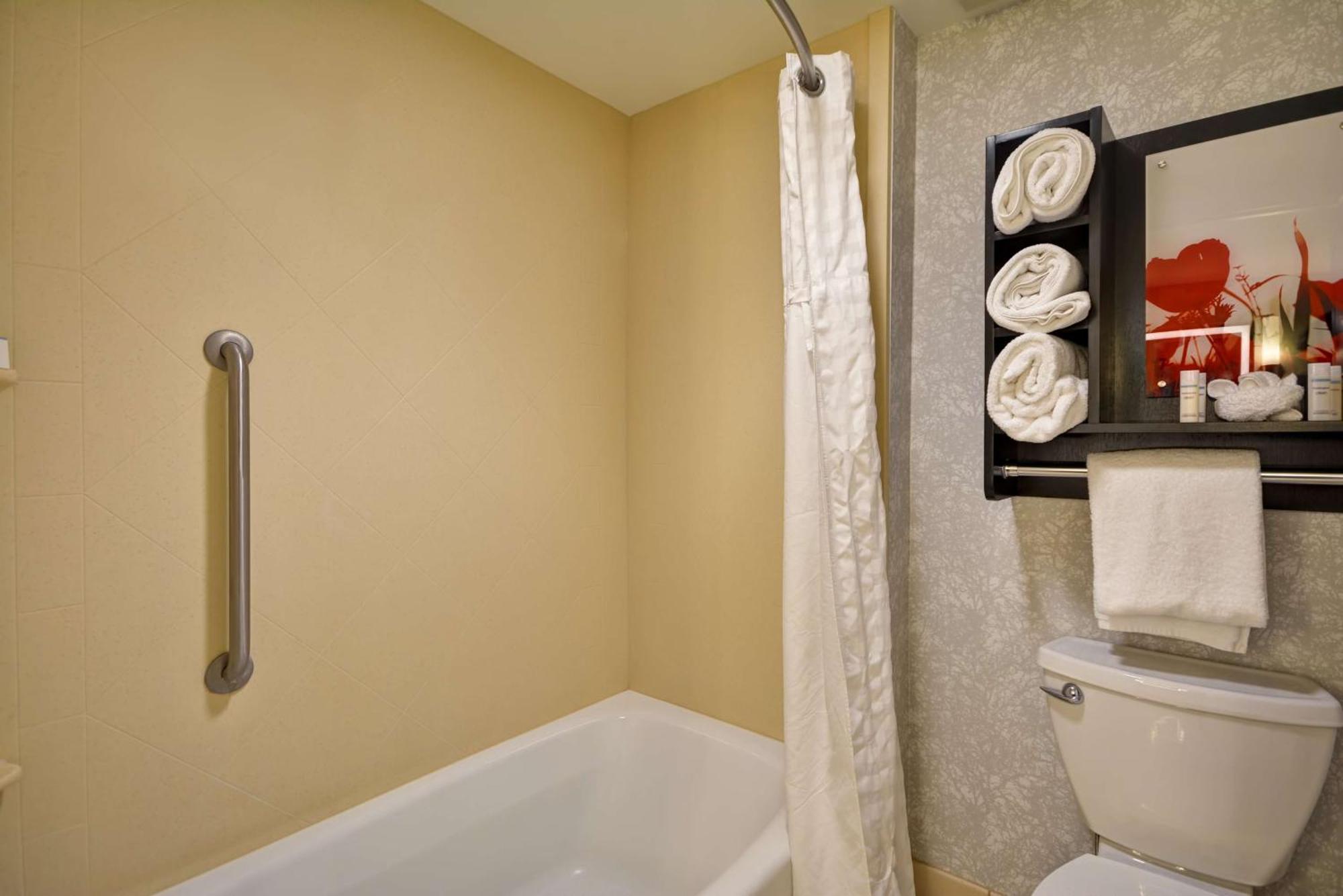 One-Bedroom Queen Suite Two Queen Beds Non-Smoking