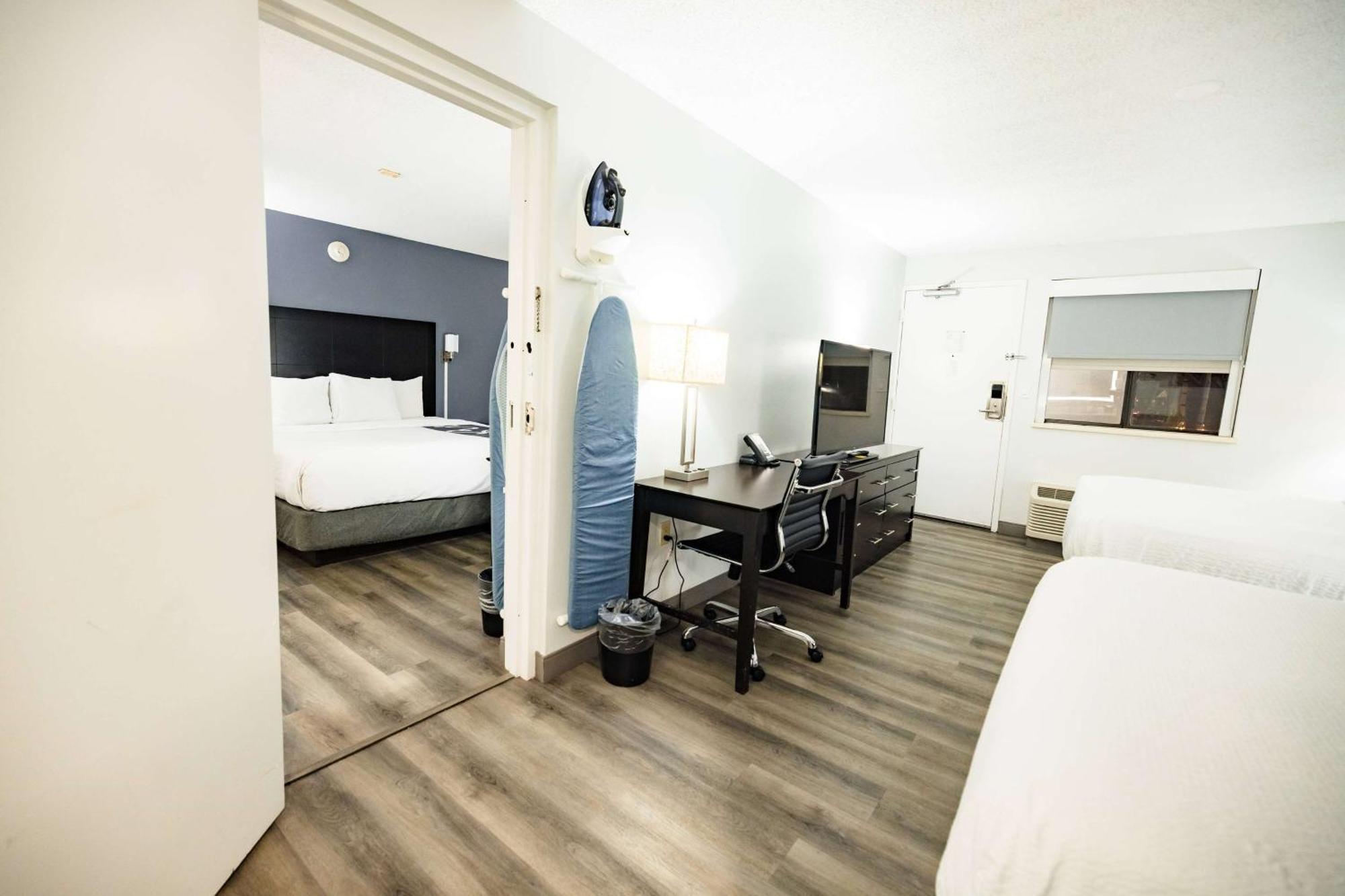 2 Queen Beds 1 King Bed Suite Non-Smoking