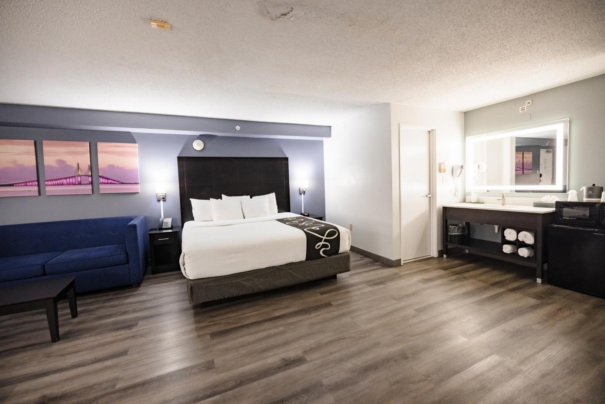 One-Bedroom King Room Non-Smoking