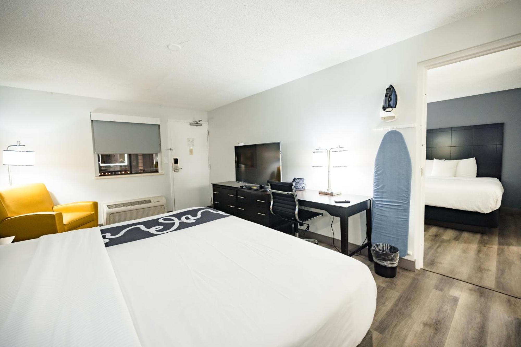 2 Queen Beds 1 King Bed Suite Non-Smoking