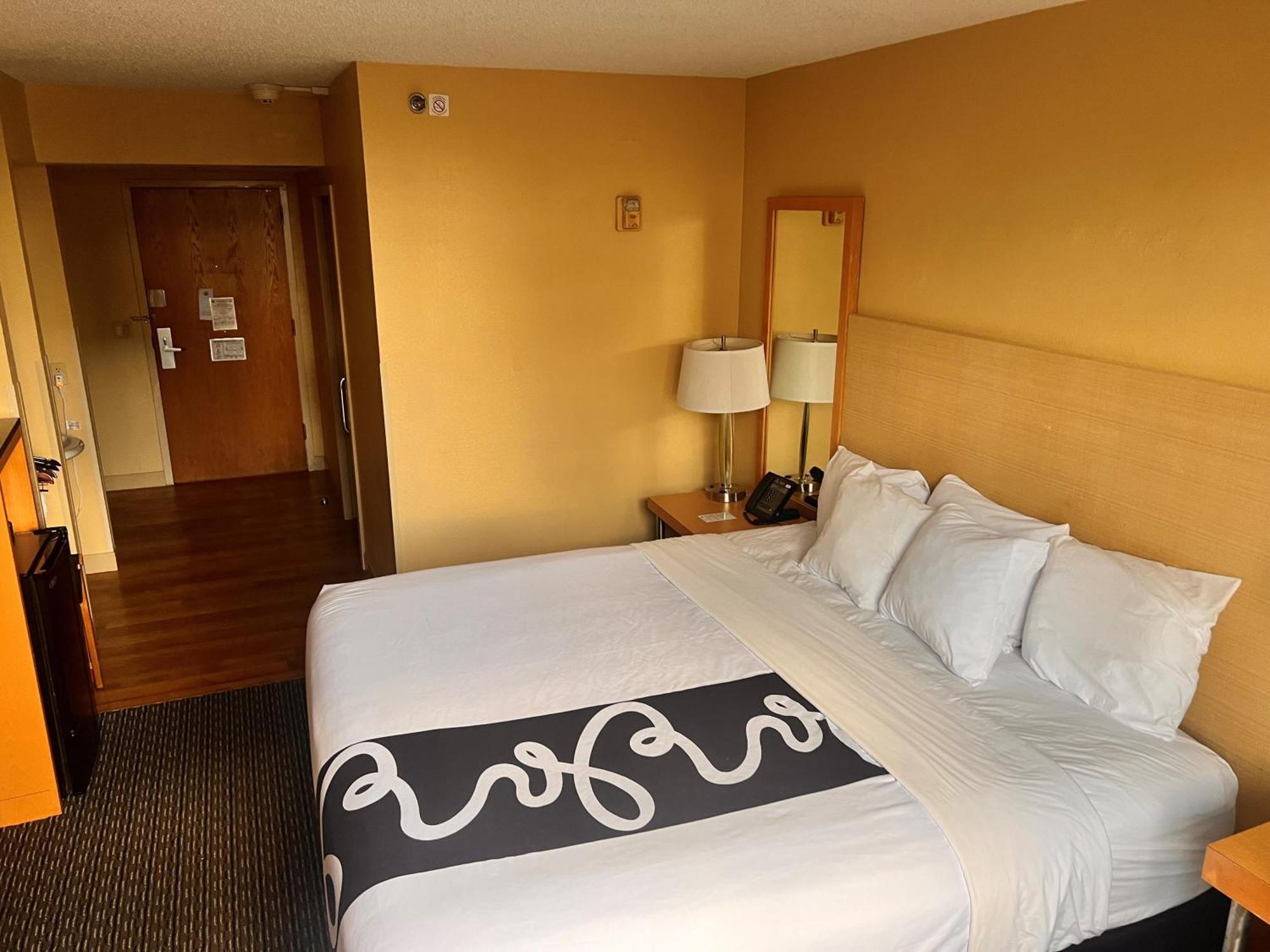 King Room Bath Tub Mobility Accessible or Non-Smoking