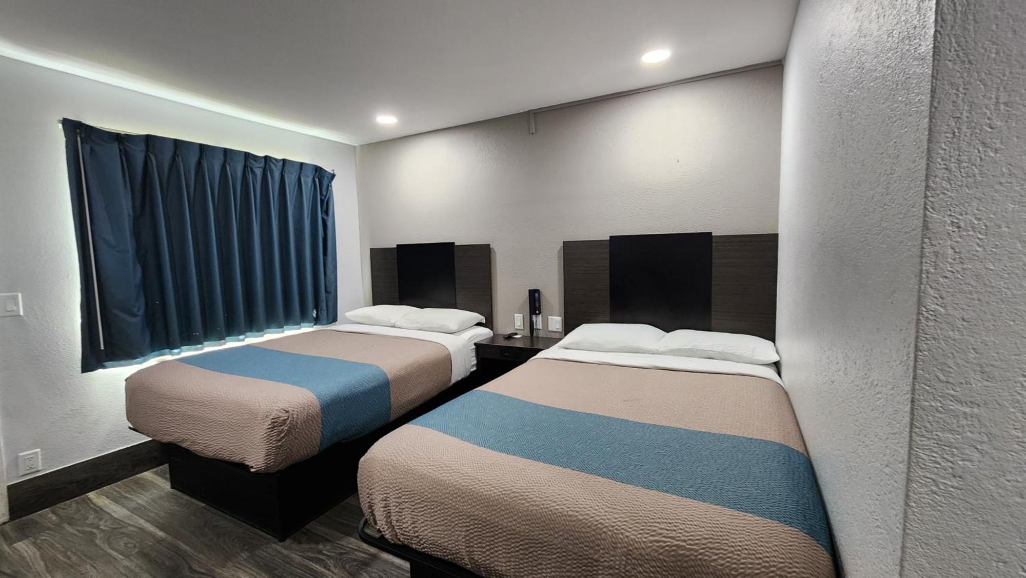 1 Full Bed | ADA or Tub