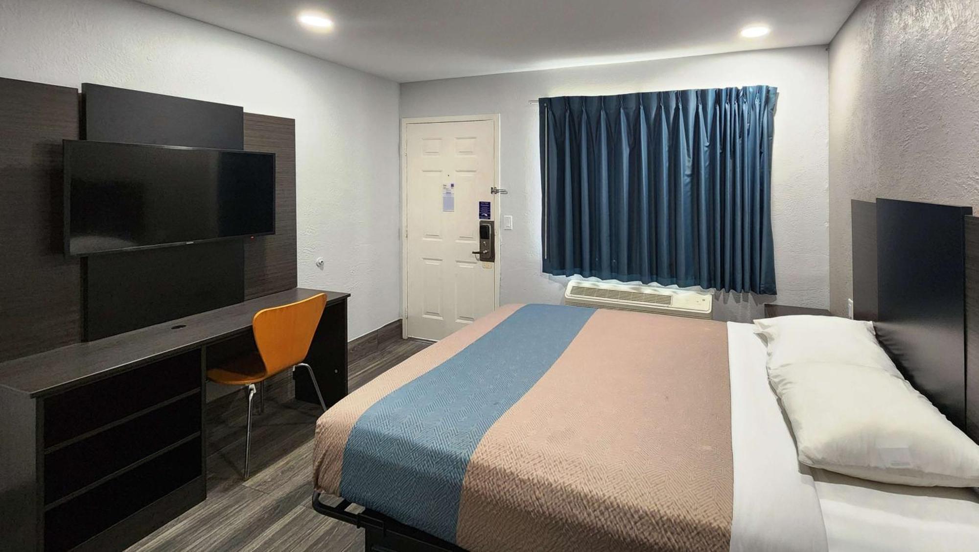 1 Queen Bed