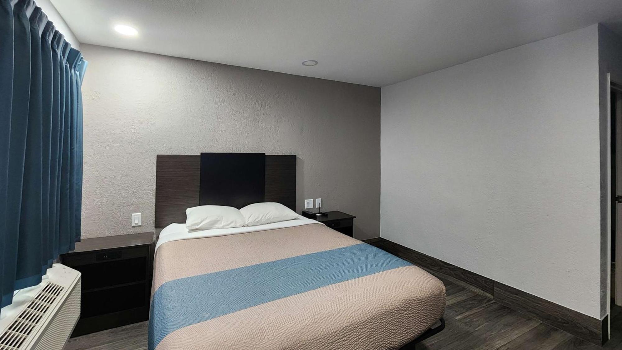 1 Queen Bed