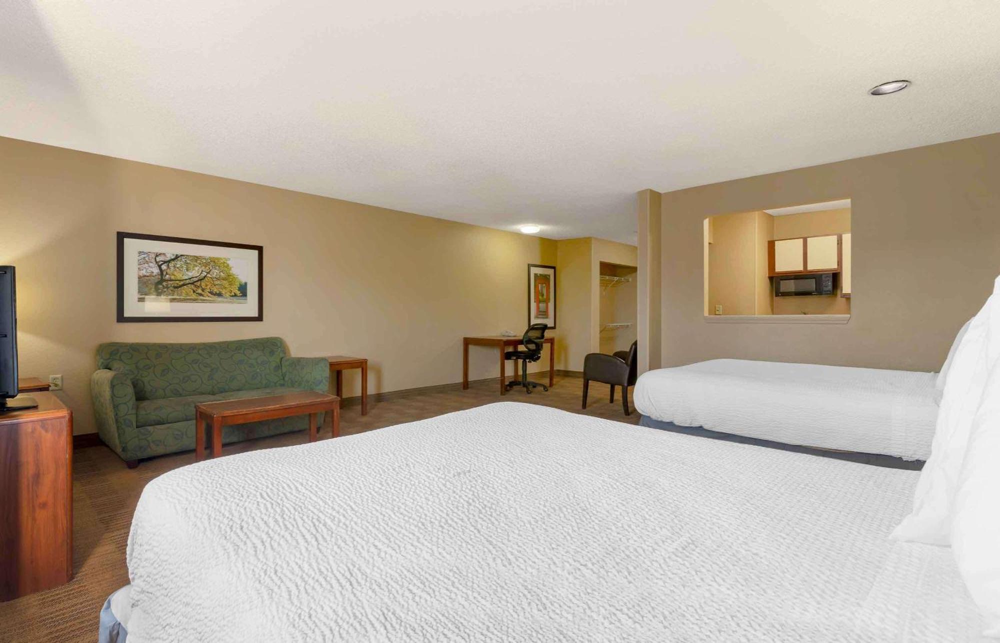 Deluxe Studio 2 Queen Beds Non-Smoking